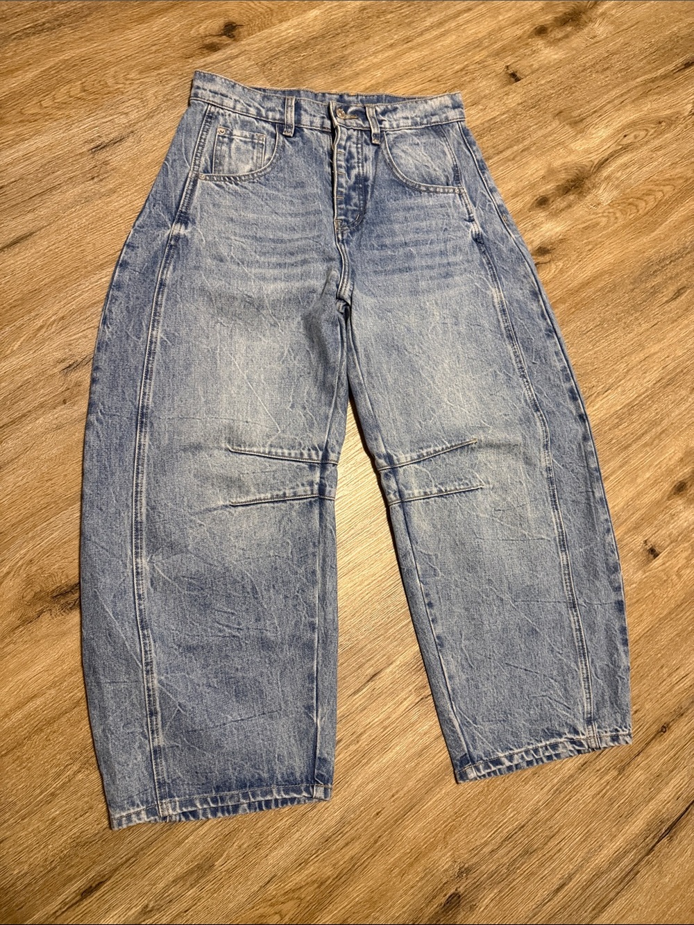 NWOT eesome Relaxed Light Blue Barrel-Leg Women's Jeans